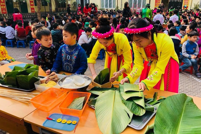 Phần thi Gói bánh chưng của tổ 1