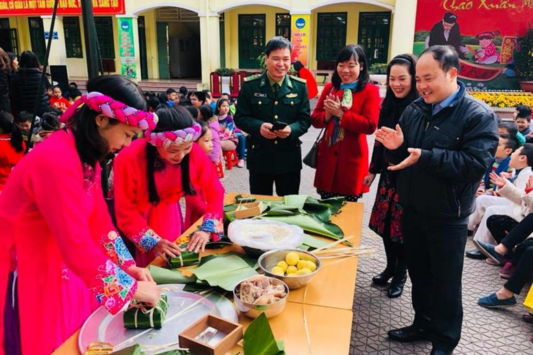 Phần thi Gói bánh chưng của tổ 2