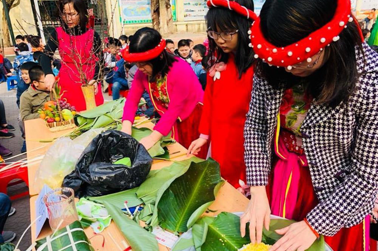 Phần thi Gói bánh chưng của tổ 5