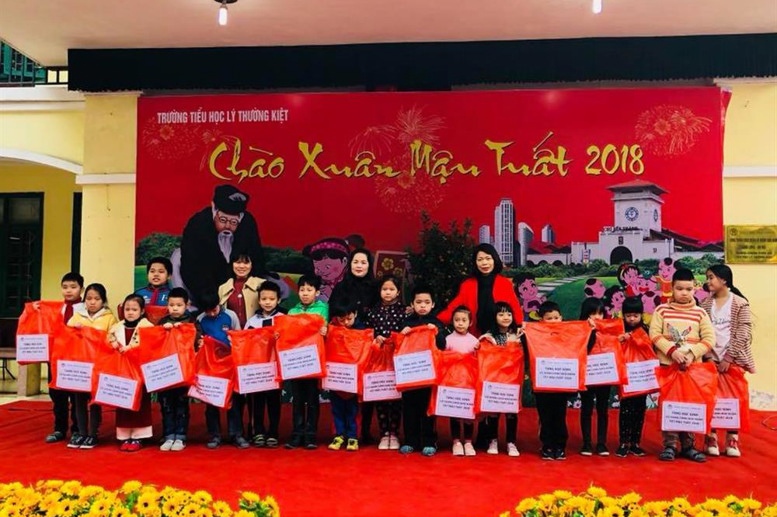 Ban giám hiệu nhà trường +Công đoàn+ Báo Nhi đồng tặng quà Tết cho các học sinh có hoàn cảnh khó khăn