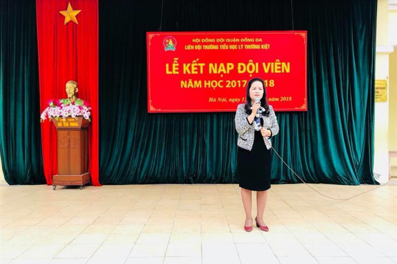 Cô giáo Hiệu trưởng Hoàng Thị Bích Nga căn dặn các Đội viên mới