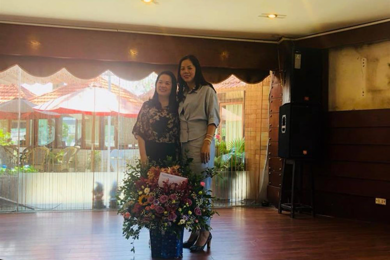 Chủ tịch UBND phường Văn Miếu tặng hoa