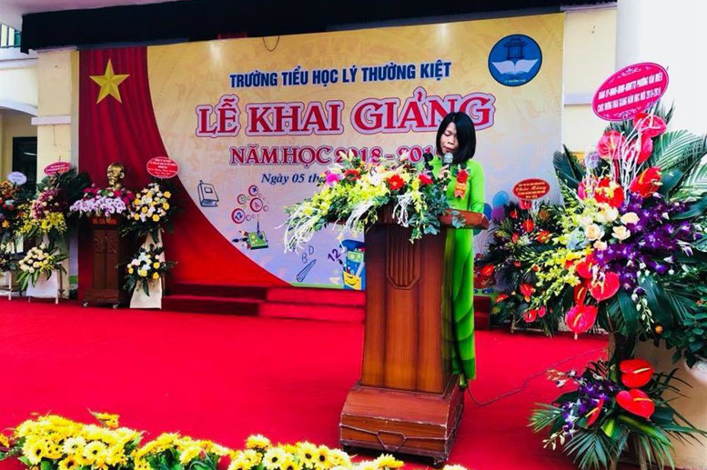 Cô giáo Đào Thanh Xuân - Bí thư Chi bộ, Phó Hiệu trưởng nhà trường đọc thư của Chủ tịch nước Trần Đại Quang gửi CBGV-NV làm trong ngành giáo dục