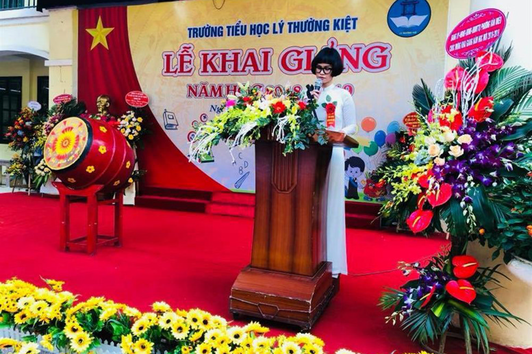 Cô giáo Đặng Thị Mai - Hiệu trưởng đọc diễn văn và đánh trống khai trường