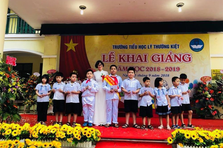 Cô giáo Hiệu trưởng Đặng Thị Mai trao 10 suất quà cho học sinh có hoàn cảnh khó khăn