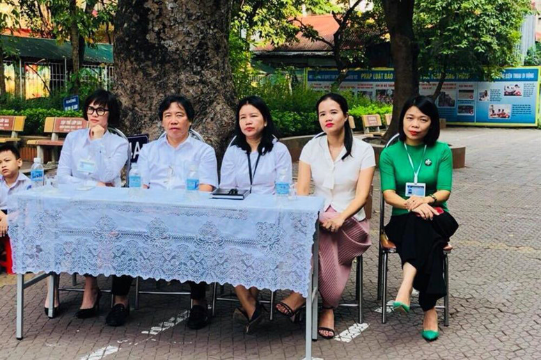 Các đại biểu của Phòng Giáo Dục đào tạo quận Đống Đa về dự với thầy và trò nhà trường