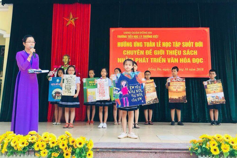 Cô Nguyễn Hồng Huệ với chuyên đề giới thiệu sách