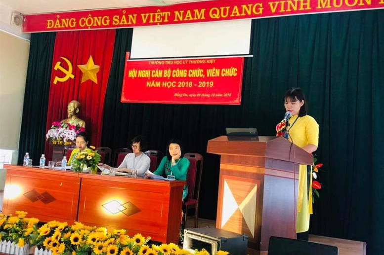 Đ/c Chủ tịch Công đoàn Hoàng Thị Hảo báo cáo tổng kết hoạt động công đoàn