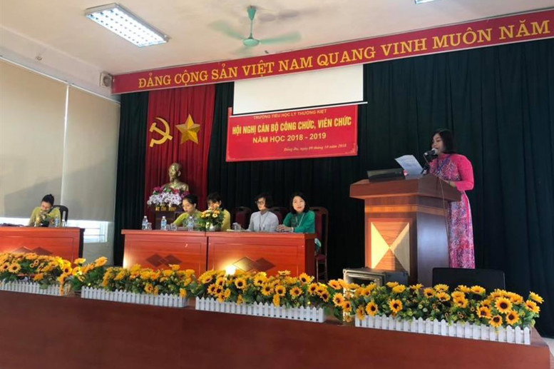Đ/c Nguyễn Thị Minh - đại diện Giáo viên khối 4 tham luận