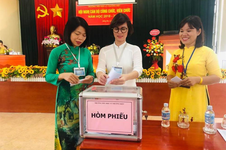 Đ/c Đặng Thị Mai -  Hiệu trưởng, đ/c Đào Thanh Xuân - Phó Hiệu trưởng và đ/c CTCĐ Hoàng Thị Hảo bỏ phiếu bầu ban thanh tra nhân dân nhiệm kì 2018 - 2020