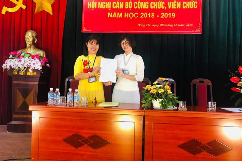 Đ/c Đặng Thị Mai - Hiệu trưởng và đ/c CTCĐ Hoàng Thị Hảo kí cam kết giữa Công đoàn và Nhà trường
