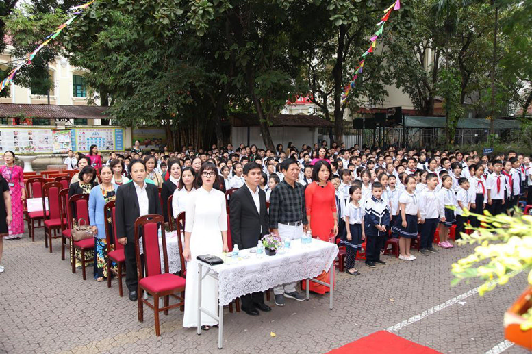 Các đại biểu về dự và chúc mừng các thầy cô giáo nhân ngày 20/11