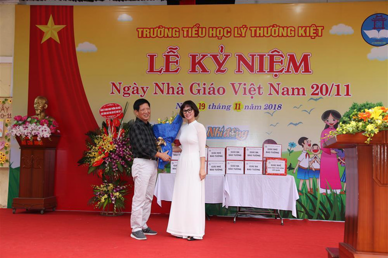 Cô giáo Hiệu trưởng Đặng Thị Mai chúc mừng thầy giáo Nguyễn Hữu Phát - nguyên Hiệu trưởng nhà trường đã về nghỉ huu