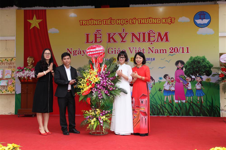 Lãnh đạo phường Văn Miếu chúc mừng các thầy cô giáo