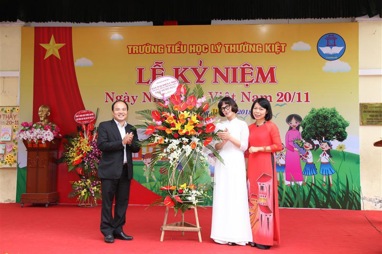 Ban PHHS nhà trường chúc mừng các thầy cô giáo