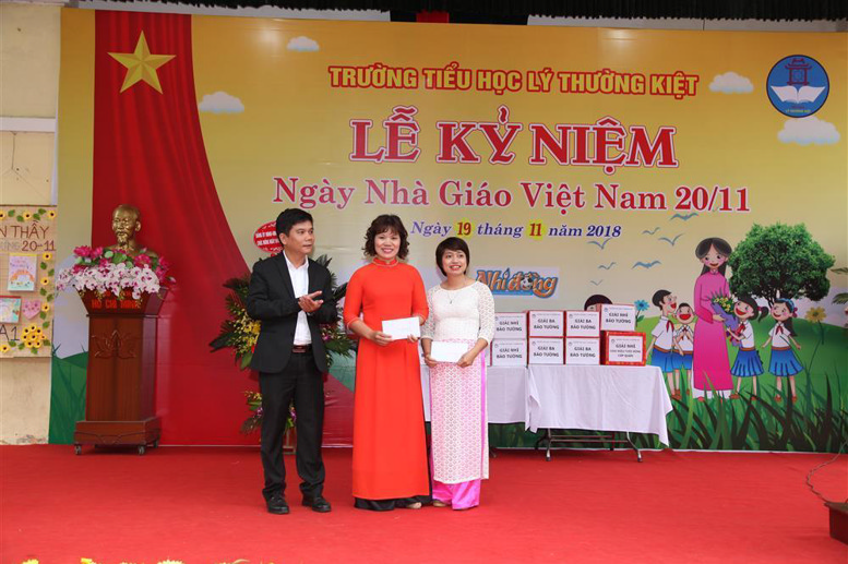 Đại diện lãnh đạo Phường Văn Miếu chúc mừng các giáo viên tiêu biểu của nhà trường