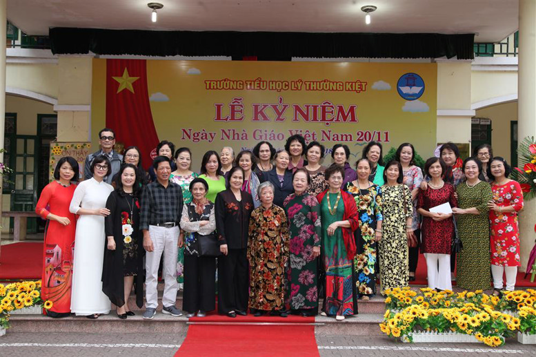 Cô giáo Hiệu trưởng Đặng Thị Mai và cô giáo Phó Hiệu trưởng Đào Thanh Xuân chụp ảnh lưu niệm cùng các thầy cô giáo đã nghỉ hưu qua nhiều thế hệ