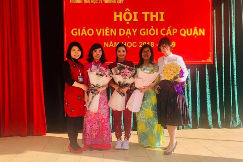 Ban giám hiệu chụp ảnh lưu niệm cùng các cô giáo