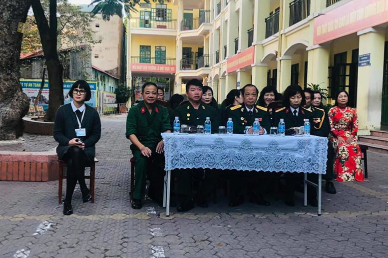 Cô giáo Hiệu trưởng Đặng Thị Mai và các cựu chiến binh phường văn Miếu