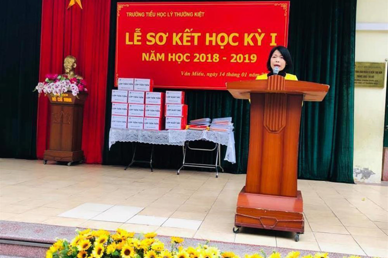 Cô giáo Phó Hiệu trưởng Đào Thanh Xuân sơ kết các hoạt động cũng như các thành tích mà các con học sinh đã đạt được trong HKI