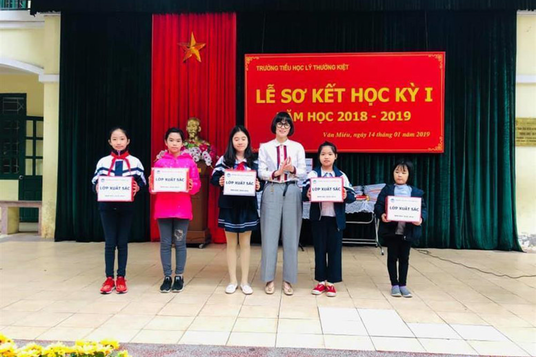 Cô giáo Hiệu trưởng Đặng Thị Mai trao phần thưởng cho các tập thể lớp đạt thành tích: Lớp xuất sắc