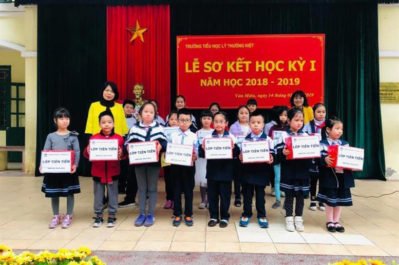 Cô giáo Phó Hiệu trưởng Đào Thanh Xuân trao phần thưởng cho các tập thể lớp đạt danh hiệu Lớp Tiên tiến