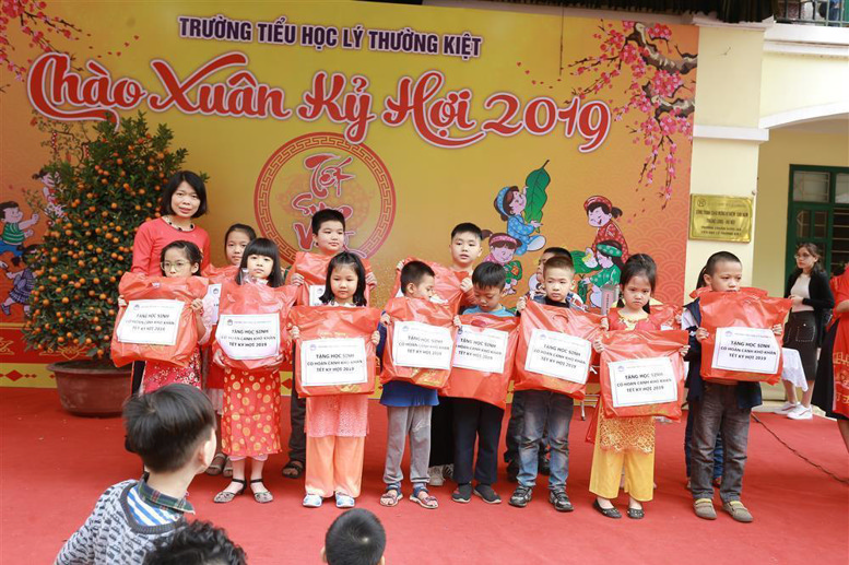 Cô giáo Bí thư Chi Bộ - Phó Hiệu trưởng trao quà cho học sinh có hoàn cảnh khó khăn