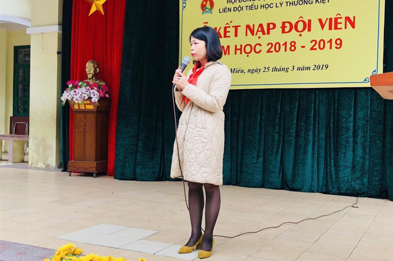 Cô giáo Đào Thanh Xuân - Bí thư Chi Bộ, Phó Hiệu trưởng nhà trường căn dặn các bạn đội viên mới