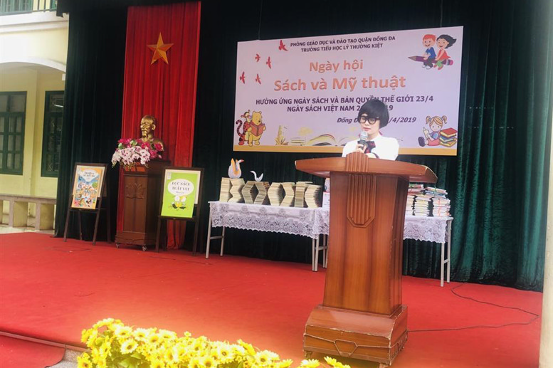 Cô giáo Hiệu trưởng Đặng Thị Mai tuyên bố khai mạc Ngày hội
