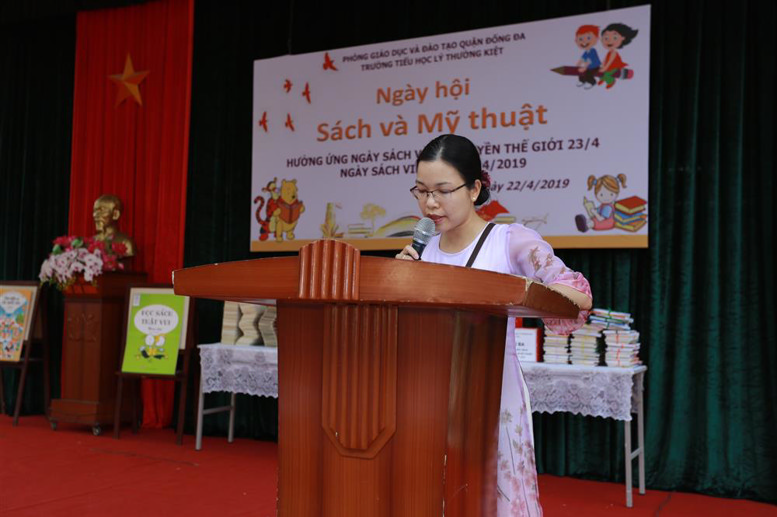 Cô Nguyễn Hồng Huệ - Nhân viên thư viện đọc quyết định