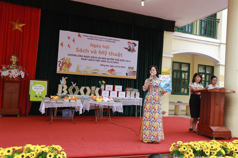 Khối 4 với quyển sách đấu giá