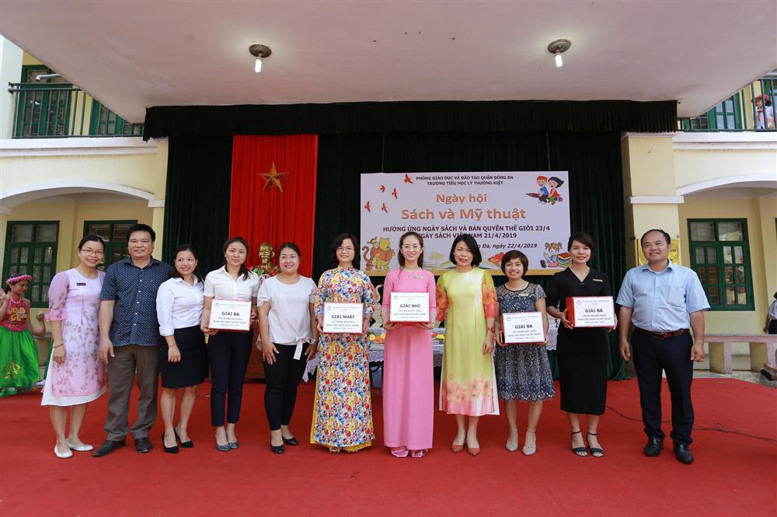 Ban tổ chức trao giải cho các khối