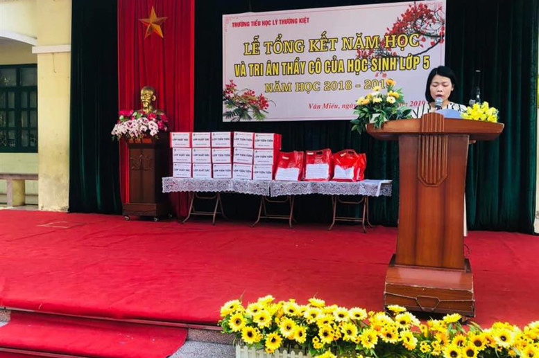 Cô giáo Bí thư Chi bộ, Phó hiệu trưởng Đào Thanh Xuân đọc bảng tổng kết và các thành tích của thầy và trò đã đạt được trong năm học 2018-2019