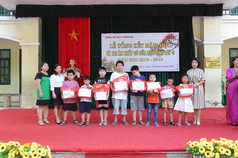 Tặng thưởng cho Học sinh có hoàn cảnh khó khăn