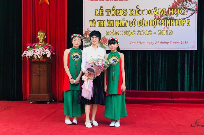 Học sinh lớp 5 tri ân tặng hoa cô giáo Hiệu trưởng Đặng Thị Mai