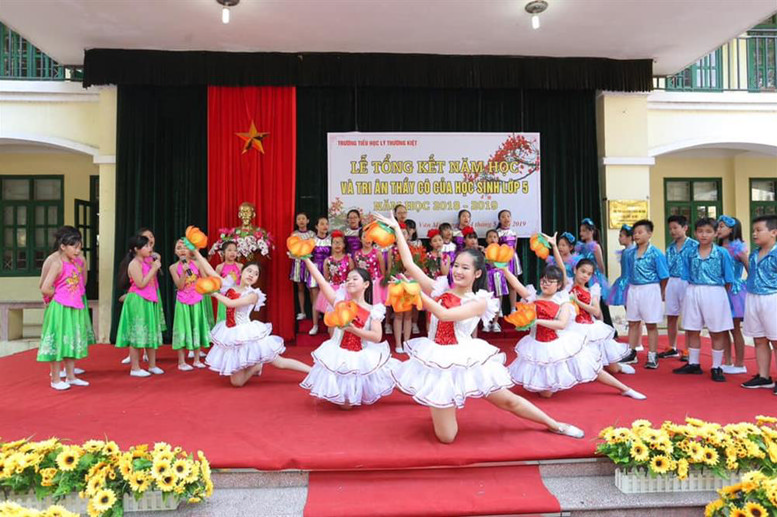 Chương trình văn nghệ của học sinh lớp 5 tri ân thầy cô giáo