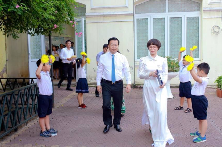 Ông Võ Nguyên Phong Phó Bí thư Quận Ủy - Chủ tịch UBND quận Đống Đa cùng cô giáo Hiệu trưởng Đặng Thị Mai dự lễ Khai giảng năm học mới
