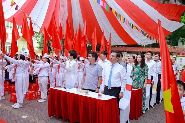 Các đại biểu về dự Lễ Khai giảng cùng thầy và trò trường tiểu học Lý Thường Kiệt