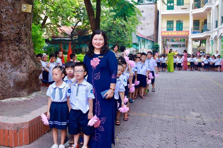 Cô giáo Trần Thu Hương: KTCM khối 1 - GVCN lớp 1A1 với các con học sinh thân yêu