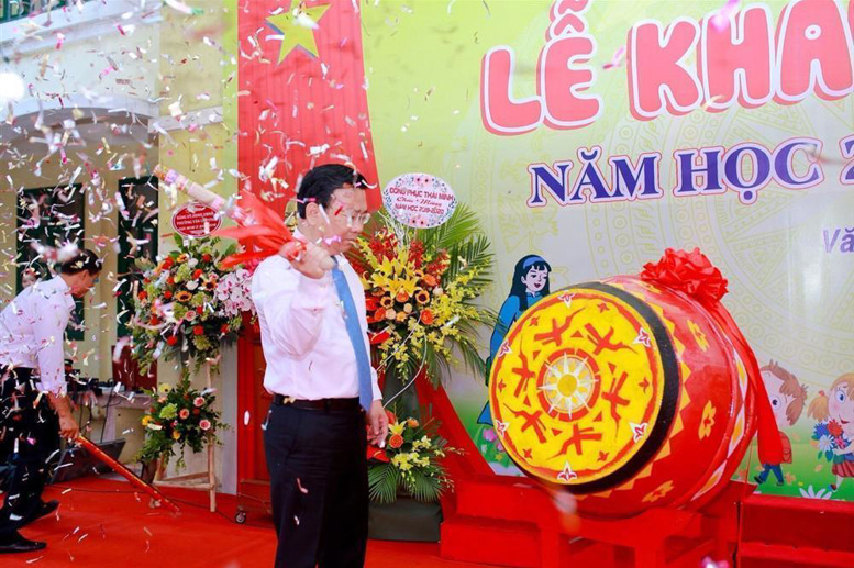 Ông Võ Nguyên Phong Phó Bí thư Quận ủy - Chủ tịch UBND quận Đống Đa đánh trống khai trường