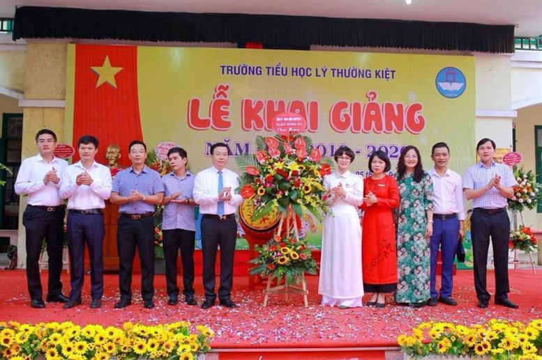 Các đại biểu của UBND Quận Đống Đa chúc mừng thầy và trò nhà trường