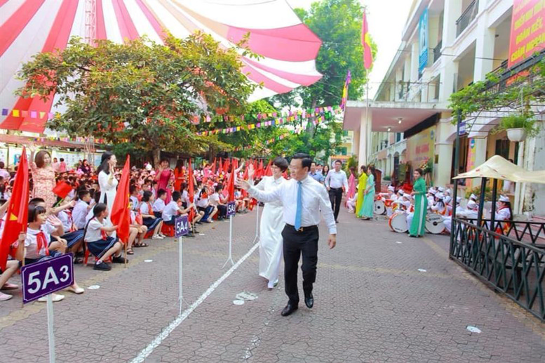 Sự gần gũi, thân thiện và ân cần của đ/c lãnh đạo Quận Đống Đa với các con học sinh toàn trường