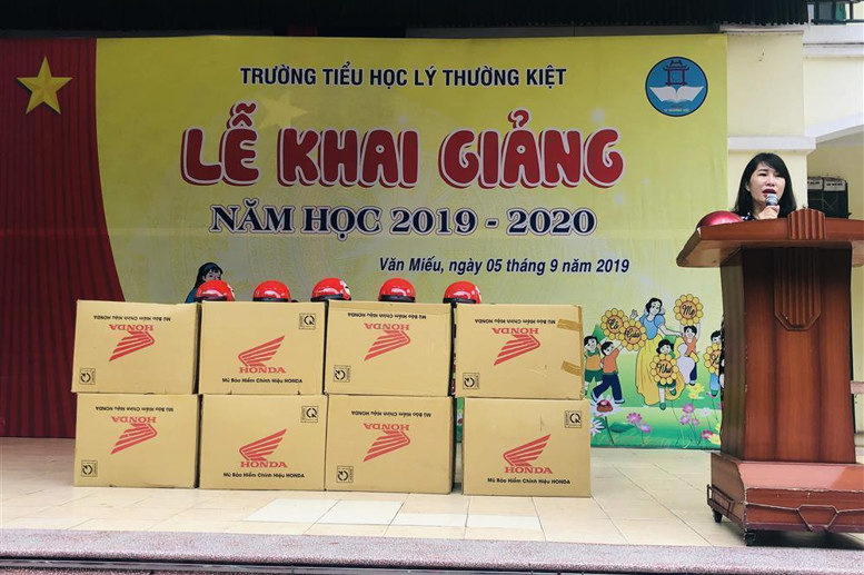 Cô giáo Tổng phụ trách phát động "Tháng an toàn giao thông năm học 2019 - 2020"