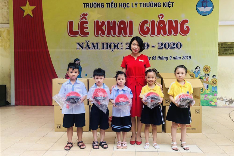 Cô giáo Bí thư Chi bộ Phó Hiệu trưởng Đào Thanh Xuân tặng mũ cho các con học sinh khối 1