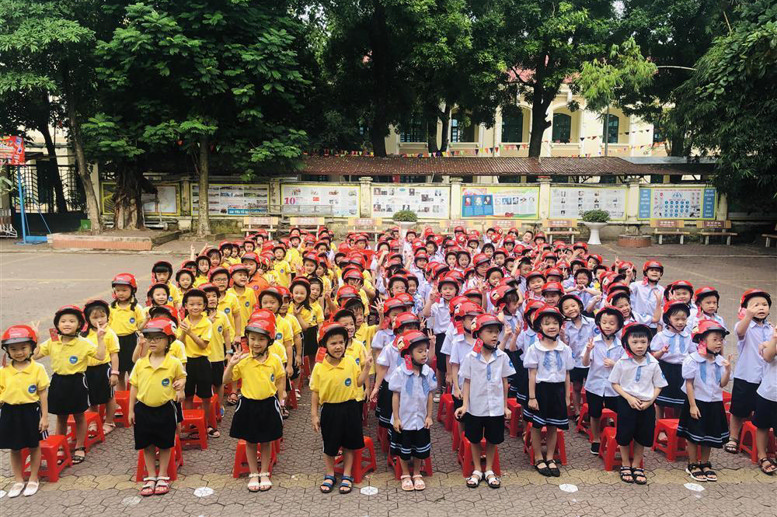 Học sinh khối 1 nhận mũ bảo hiểm