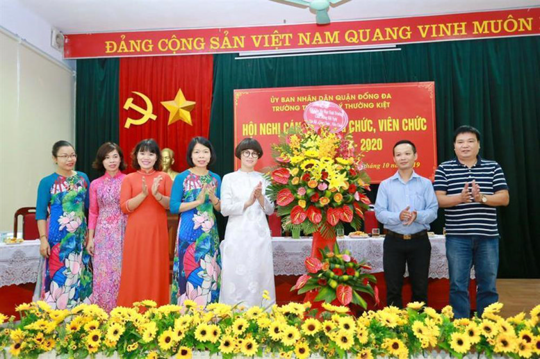 Các đại biểu tặng hoa chúc mừng Hội nghị