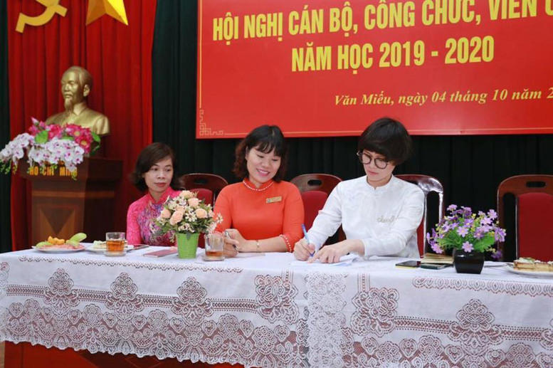 Đ/c Hiệu trưởng Đặng Thị Mai ký cam kết với Công đoàn