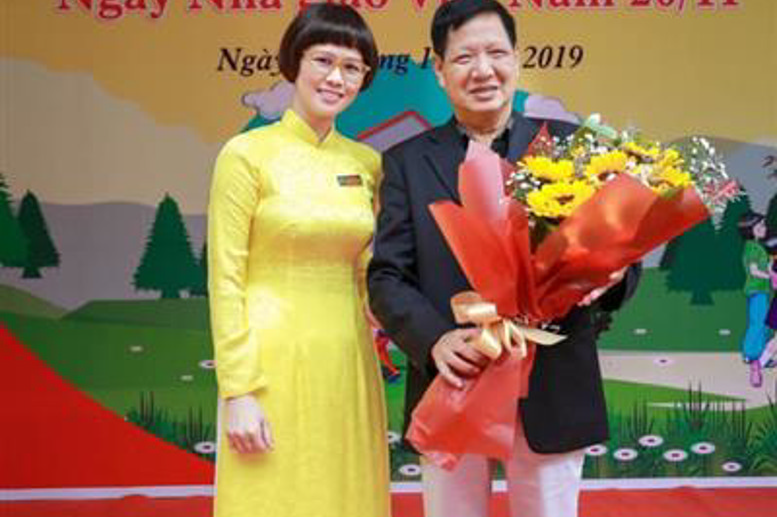 Cô giáo Hiệu trưởng Đặng Thị Mai tặng hoa cho Thầy giáo Nguyễn Hữu Phát -  Hiệu trưởng nhà trường các năm học trước đã về nghỉ hưu
