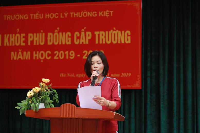 Đại diện tổ trọng tài Nguyễn Thị Lan tuyên thệ
