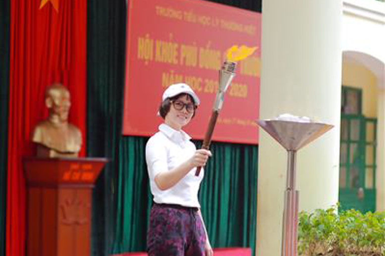 Cô giáo Hiệu trưởng Đặng Thị Mai thắp lên ngọn lửa Hội khỏe Phù Đổng khai mạc một mùa Hội khỏe Phù Đổng sôi nổi